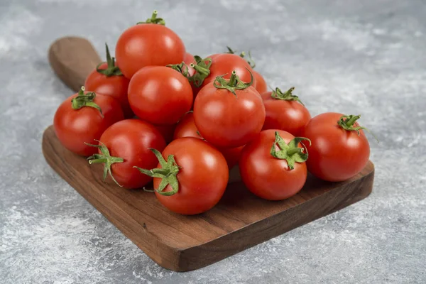 Manojo Tomates Rojos Frescos Sobre Tabla Cortar Madera Foto Alta — Foto de Stock