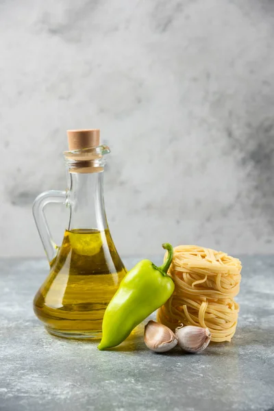 Tagliatelle Rauwe Pasta Nesten Fles Olie Groenten Marmeren Achtergrond Hoge — Stockfoto