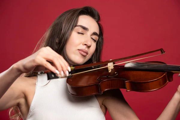 Jovem Mulher Bonita Tocando Violino Fundo Vermelho Foto Alta Qualidade — Fotografia de Stock