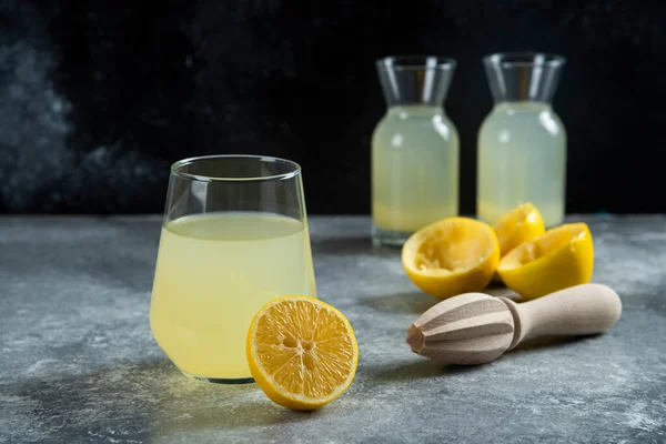 レモンと木製のリーマーのスライスとレモネードのカップ 高品質の写真 — ストック写真