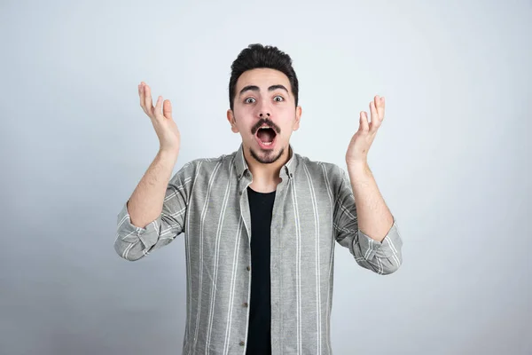 Schot Van Een Knappe Jongeman Met Een Baard Staand Poserend — Stockfoto