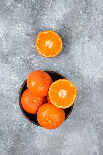 Cuenco Madera Lleno Jugosas Frutas Naranja Sobre Fondo Piedra Foto — Foto de Stock