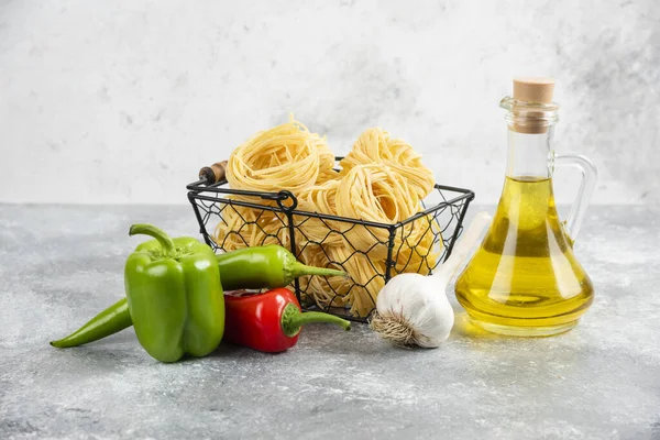 Rauwe Pastasoorten Met Knoflook Chili Pepers Olijfolie Hoge Kwaliteit Foto — Stockfoto