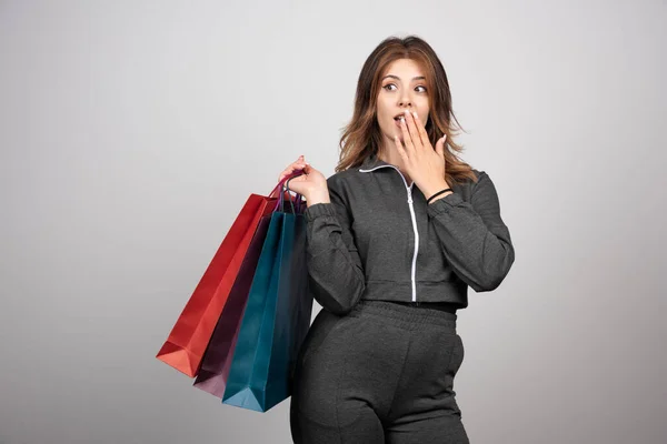 Foto Van Een Jonge Vrouw Met Boodschappentassen Hoge Kwaliteit Foto — Stockfoto