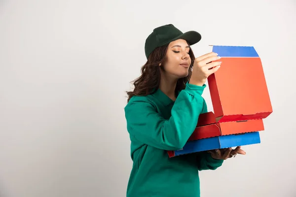 Női Futár Zöld Egyenruhában Érzi Forró Pizza Illatát Kiváló Minőségű — Stock Fotó
