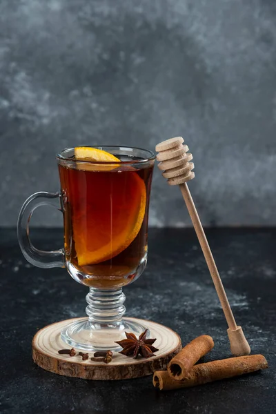 Eine Tasse Tee Mit Zimtstangen Und Holzdipper Hochwertiges Foto — Stockfoto