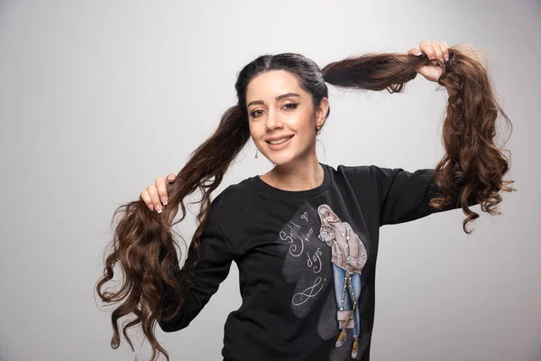 Mujer Joven Con Sudadera Estampada Tirando Propio Cabello Foto Alta —  Fotos de Stock