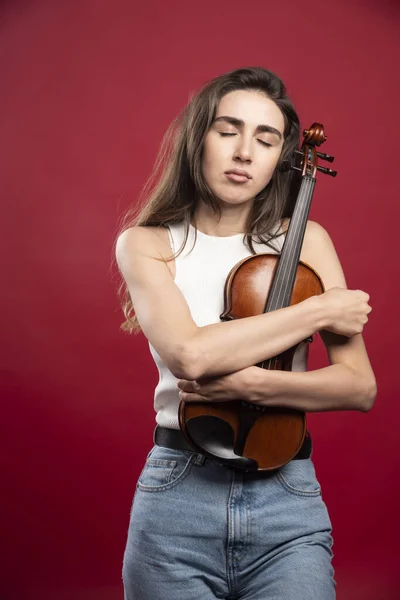 Jovem Mulher Bonita Violinista Fundo Vermelho Foto Alta Qualidade — Fotografia de Stock