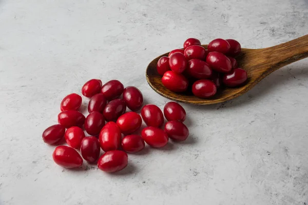 Cornelas Rojas Una Cuchara Madera Foto Alta Calidad —  Fotos de Stock