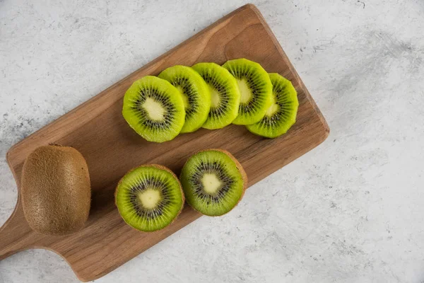 Muitas Fatias Kiwi Frutas Uma Tábua Madeira Foto Alta Qualidade — Fotografia de Stock