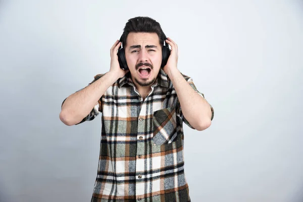 Retrato Cara Bonito Fones Ouvido Ouvindo Música Fundo Branco Foto — Fotografia de Stock