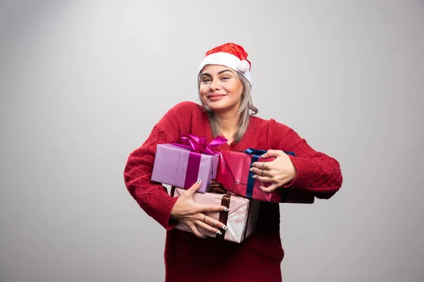 Femme Dans Chapeau Père Noël Tenant Tas Boîtes Cadeaux Photo — Photo