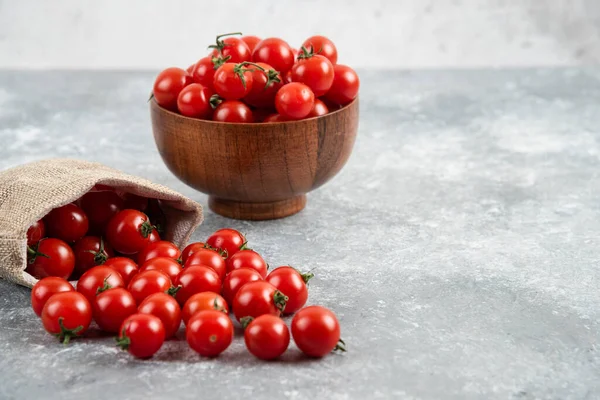 Rote Kirschtomaten Aus Einem Rustikalen Korb Und Einer Hölzernen Tasse — Stockfoto