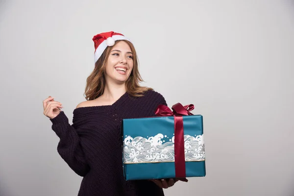 Jeune Femme Souriante Dans Chapeau Père Noël Tenant Grand Cadeau — Photo