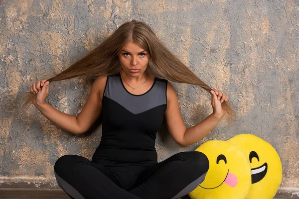 Menina Esportiva Jovem Roupas Esportivas Sentado Com Sorriso Língua Fora — Fotografia de Stock