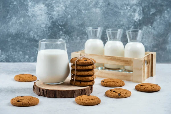 一杯牛奶和巧克力饼干在木板上 高质量的照片 — 图库照片