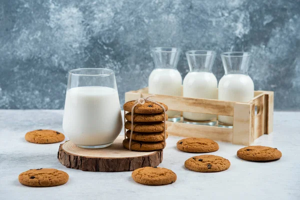 Una Taza Leche Con Galletas Chocolate Una Tabla Madera Foto — Foto de Stock