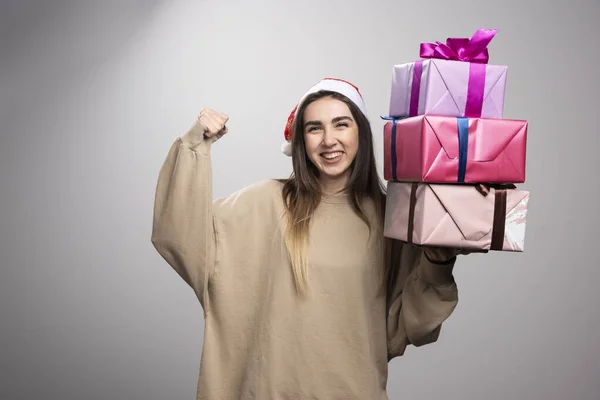 Молода Жінка Тримає Три Коробки Різдвяних Подарунків Високоякісна Фотографія — стокове фото