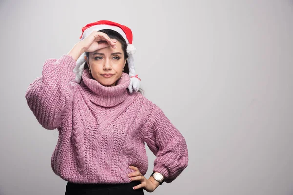 Jeune Fille Ennuyée Avec Chapeau Père Noël Photo Haute Qualité — Photo