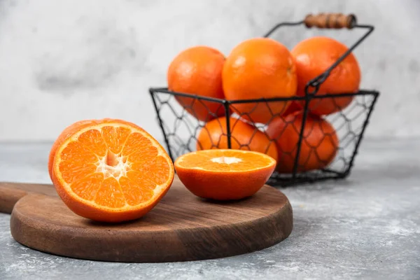 Kovový Černý Koš Plný Šťavnatého Pomerančového Ovoce Kamenném Pozadí Kvalitní — Stock fotografie