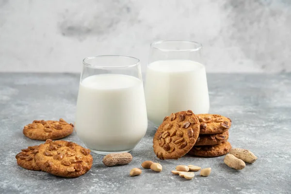 Copos Leite Biscoitos Caseiros Com Amendoins Orgânicos Fundo Mármore Foto — Fotografia de Stock