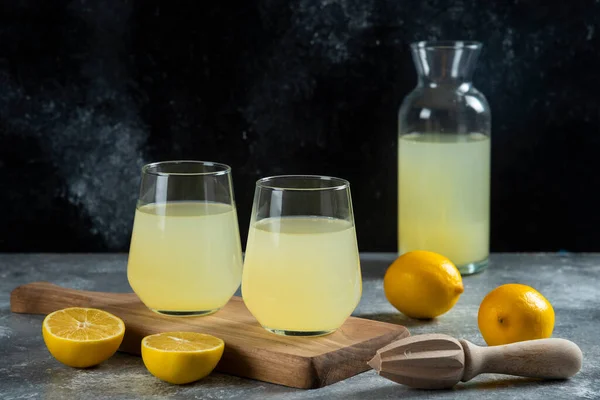 木製の板の上にレモンジュースの2杯 高品質の写真 — ストック写真