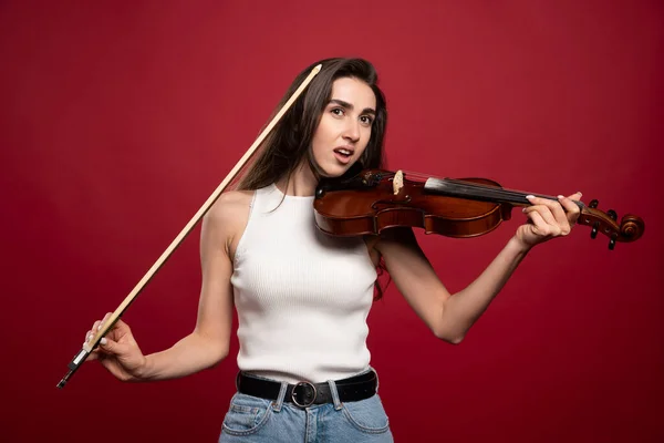 Mulher Bonita Jovem Posando Com Violino Fundo Vermelho Foto Alta — Fotografia de Stock