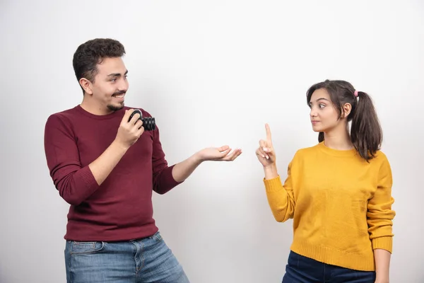 Nettes Paar Mit Kamera Posiert Vor Einer Weißen Wand Hochwertiges — Stockfoto