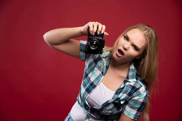 Young Blonde Photograph Holding Professional Camera Takes Her Selfie Strange — Stock Photo, Image