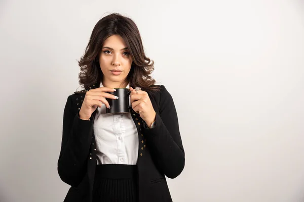 Geschäftsfrau Posiert Mit Tee Auf Weißem Hintergrund Hochwertiges Foto — Stockfoto