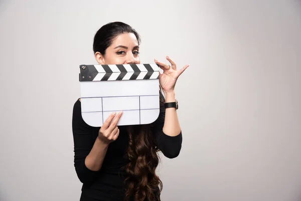 Beyaz Boş Bir Çırpma Tahtası Tutan Film Yapımcısı Bir Kız — Stok fotoğraf