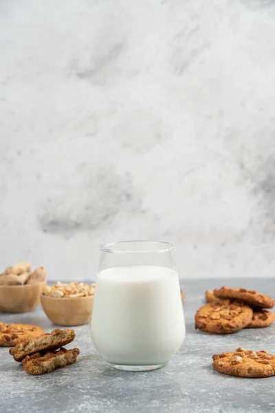 Biscoitos Com Amendoim Orgânico Mel Com Copo Leite Fundo Mármore — Fotografia de Stock