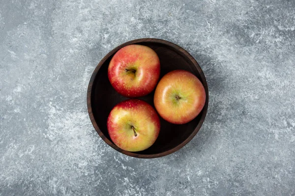 Holzschale Mit Frischen Hellen Äpfeln Auf Marmoroberfläche Hochwertiges Foto — Stockfoto