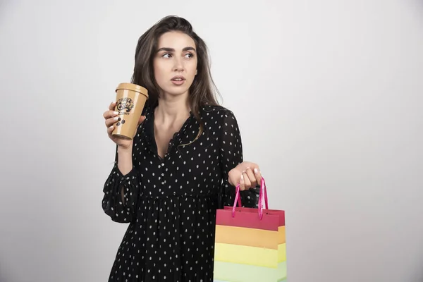 Jonge Vrouw Model Met Een Winkeltas Met Een Kopje Koffie — Stockfoto