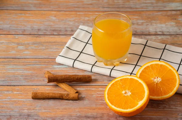 Апельсини Нарізані Подаються Чашкою Соку Паличками Кориці Високоякісна Фотографія — стокове фото