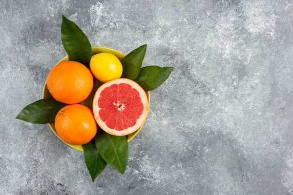 Verse Biologische Citrusvruchten Schaal Met Bladeren Grijze Achtergrond Hoge Kwaliteit — Stockfoto