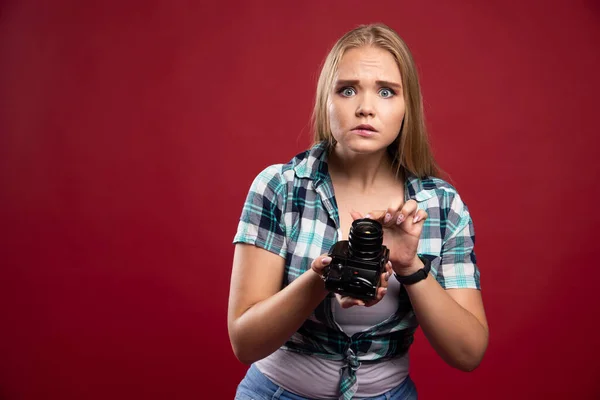 Mladá Blondýna Drží Profesionální Fotoaparát Neví Jak Ním Zacházet Kvalitní — Stock fotografie