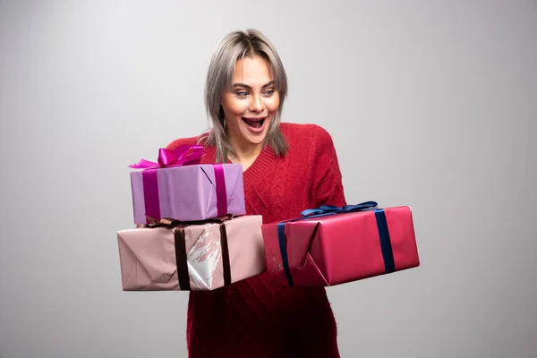 Portrait Surprised Woman Holding Holiday Gifts Gray Background High Quality — Stock Photo, Image