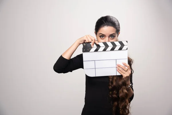 Filmmaker Menina Segurando Uma Placa Palmas Branco Olhando Através Dele — Fotografia de Stock