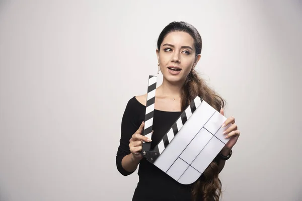 Uma Garota Cineasta Segurando Uma Tábua Aberta Parecendo Confusa Pensando — Fotografia de Stock