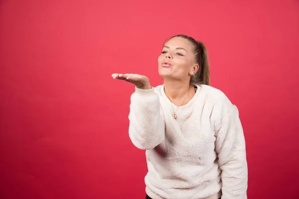 Retrato Uma Jovem Soprando Beijo Foto Alta Qualidade — Fotografia de Stock