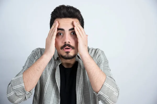 Retrato Jovem Cara Bonito Roupas Casuais Olhando Para Câmera Foto — Fotografia de Stock