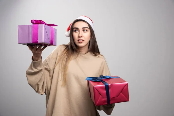 Молода Жінка Дивиться Дві Коробки Різдвяних Подарунків Високоякісна Фотографія — стокове фото