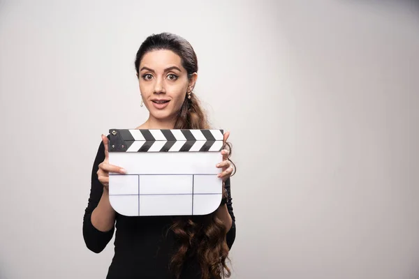 Seorang Gadis Pembuat Film Memegang Papan Tulis Kosong Putih Dan — Stok Foto