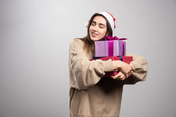 Jeune Femme Embrassant Deux Boîtes Cadeaux Noël Photo Haute Qualité — Photo
