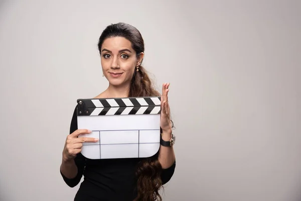 Filmmaker Girl Holding Open Clapper Board Looking Confused Overthinking High — Stock Photo, Image
