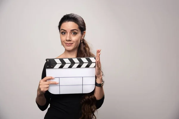 Uma Garota Cineasta Segurando Uma Tábua Aberta Parecendo Confusa Pensando — Fotografia de Stock