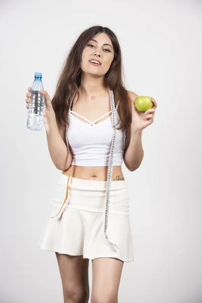 Молода Жінка Тримає Яблуко Пляшку Води Високоякісна Фотографія — стокове фото