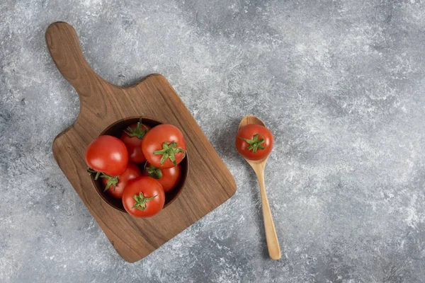 Holzschale Mit Roten Frischen Tomaten Auf Holzschneidebrett Hochwertiges Foto — Stockfoto