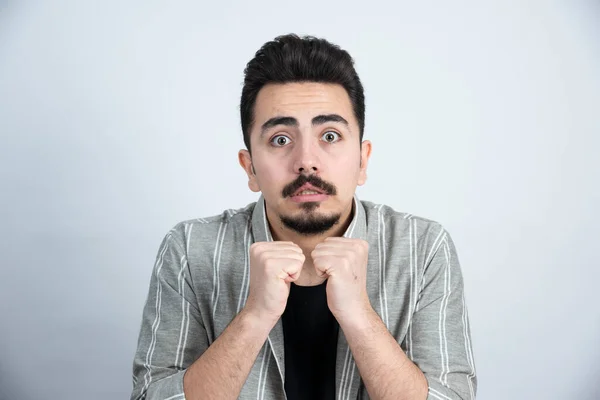 Retrato Joven Guapo Con Ropa Casual Pie Mirando Cámara Foto —  Fotos de Stock